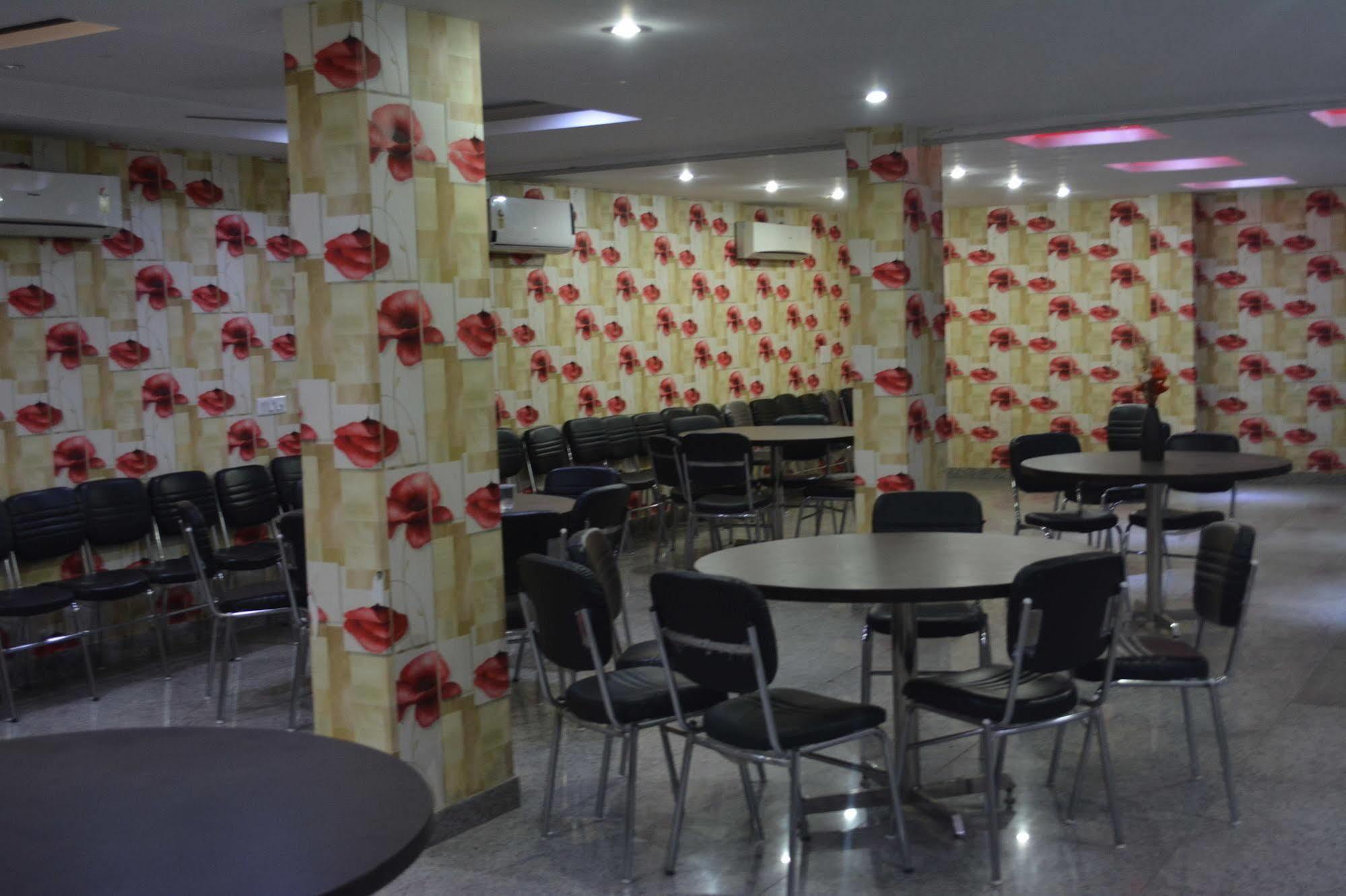 Fabexpress Lotus Palace New Delhi Exterior photo